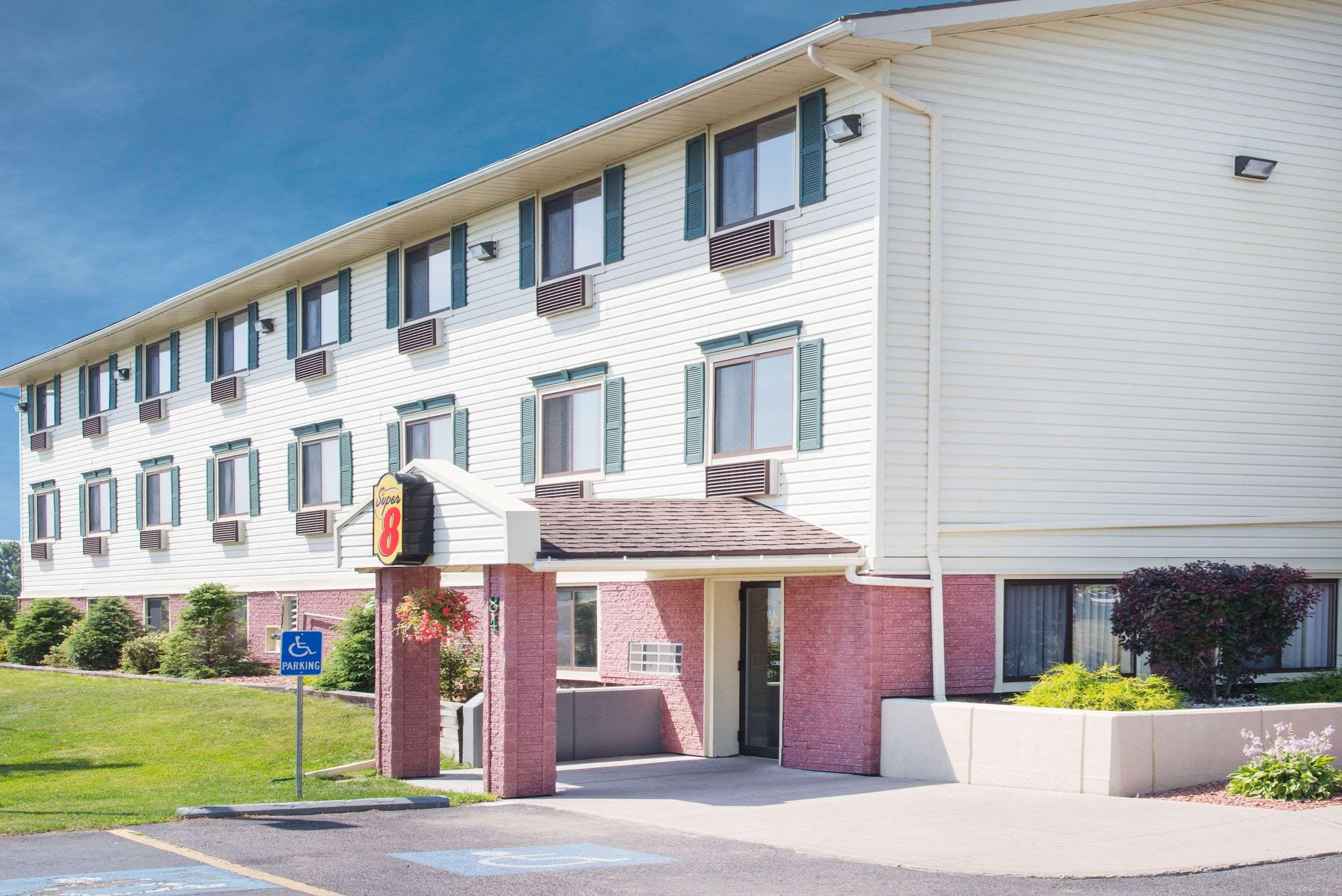 Super 8 By Wyndham Massena Ny Motel Exterior photo